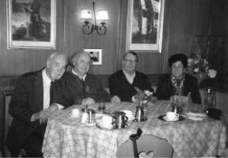 Foto: Gustav Biener mit Ehepaar Hauser und Prinz Michael von Preuen (3. v. l.) in der Burg Hohenzollern nach der Urauffhrung der "Zueignung" (1998)