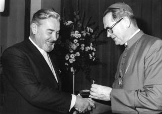 Foto: berreichung der Bonifatiusplakette der Deutschen Bischofskonferenz durch Weihbischof Dr. Paul Nordhues (November 1978)
