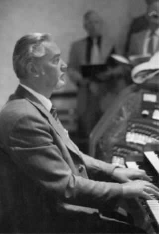 Foto: Gustav Biener an der Orgel der Propsteikirche St. Laurentius Arnsberg (1981)